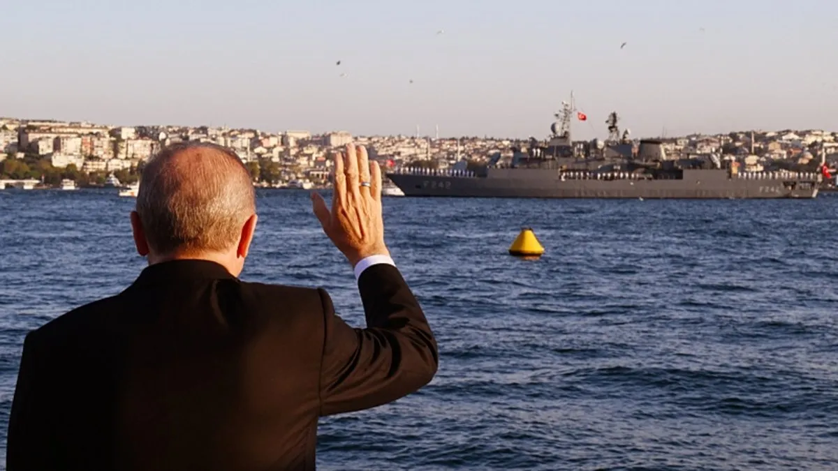 İstanbul Boğazı’nda tarihi geçiş töreni! Başkan Erdoğan savaş gemilerini selamladı