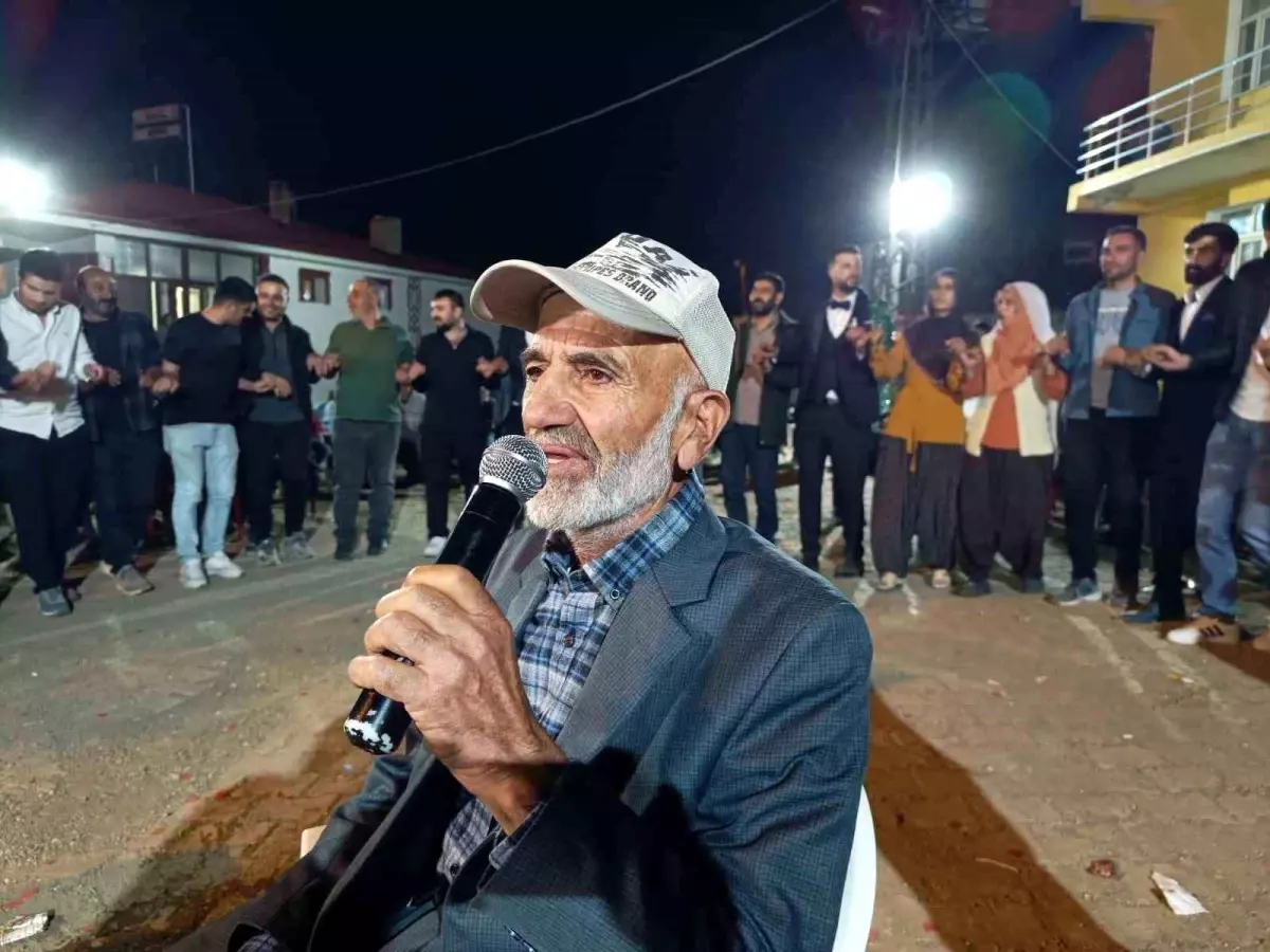 Düğünde Mahmut Dede’nin Türkü Şovuna Halaylarla Destek