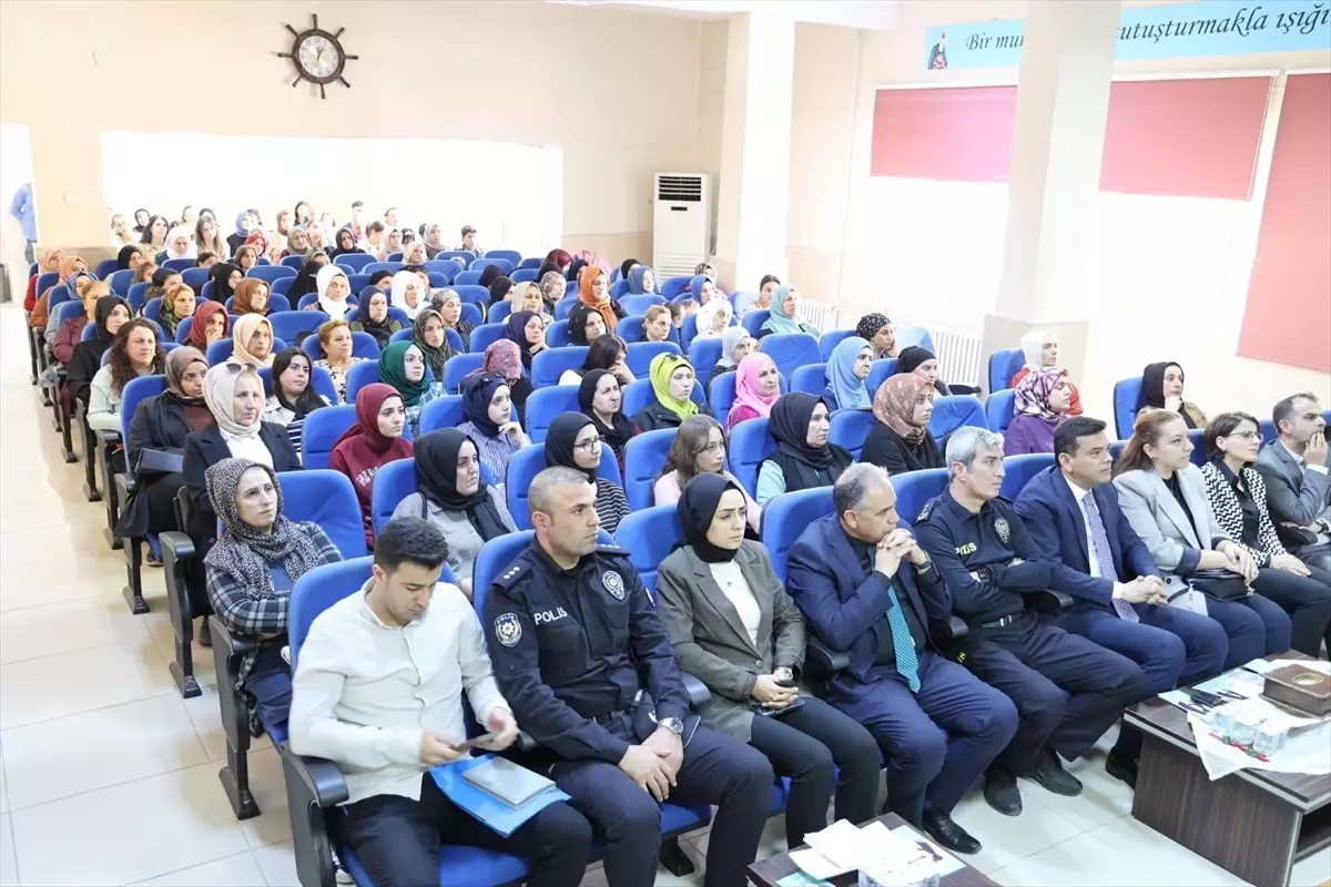 Kızıltepe’de ‘En İyi Narkotik Polisi Anne’ Semineri