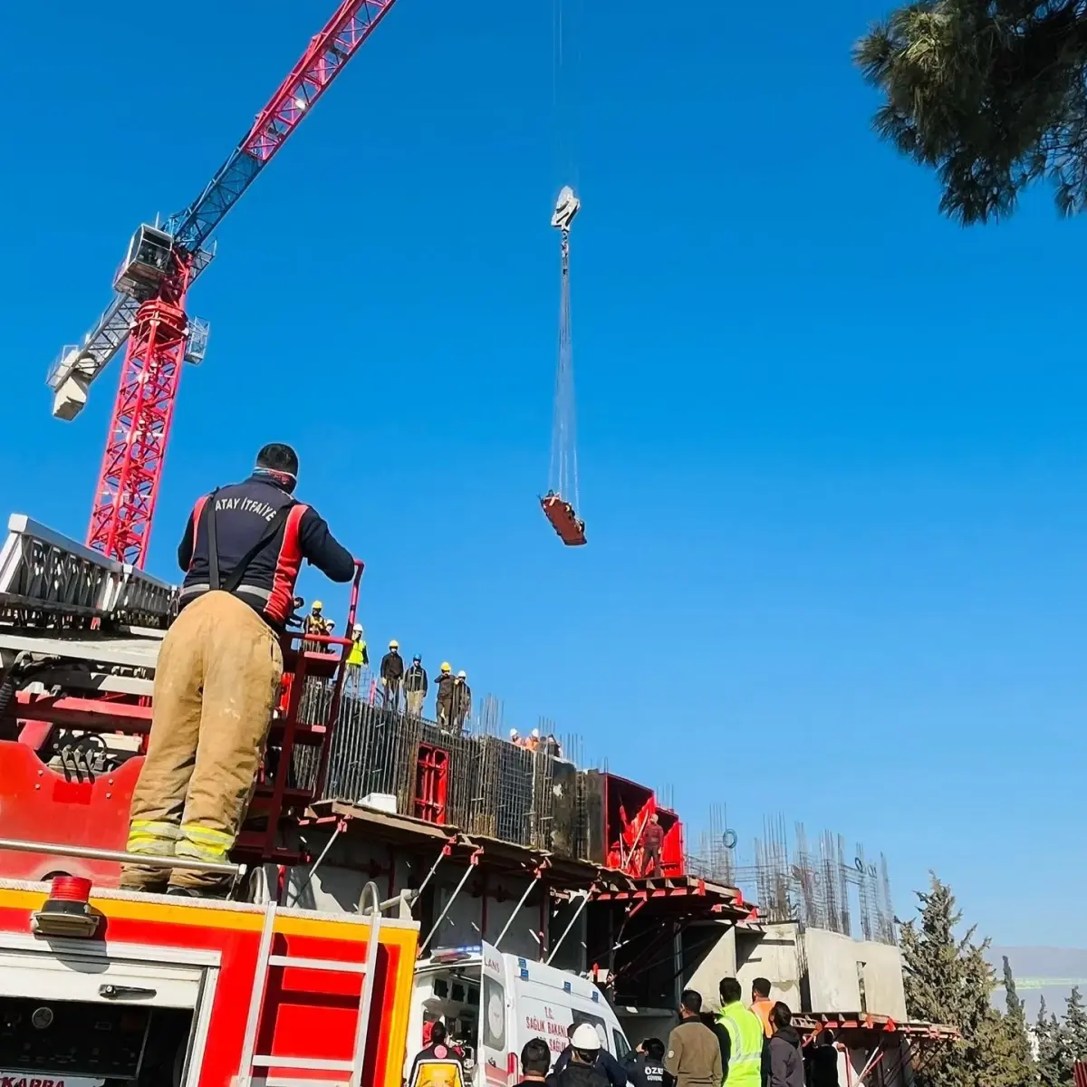 Antakya’da İnşaatta Mahsur Kalan İşçi Kurtarıldı