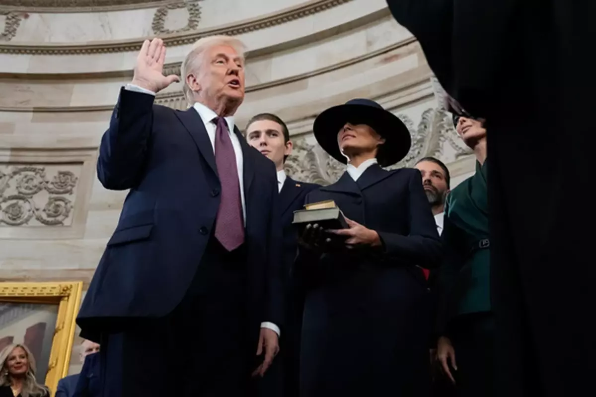 Trump’ın yemin töreninde dikkat çeken anlar: Elini koymadı