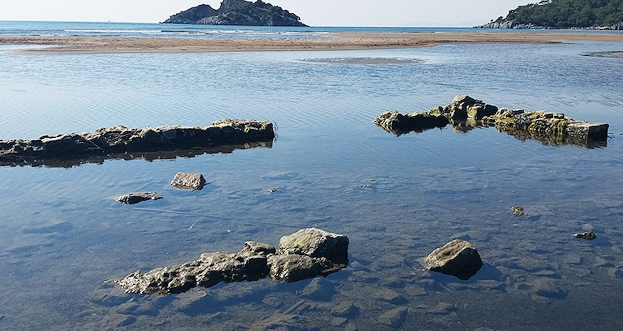 Muğla’da denizin çekilmesiyle tarihi gümrük binası ortaya çıktı